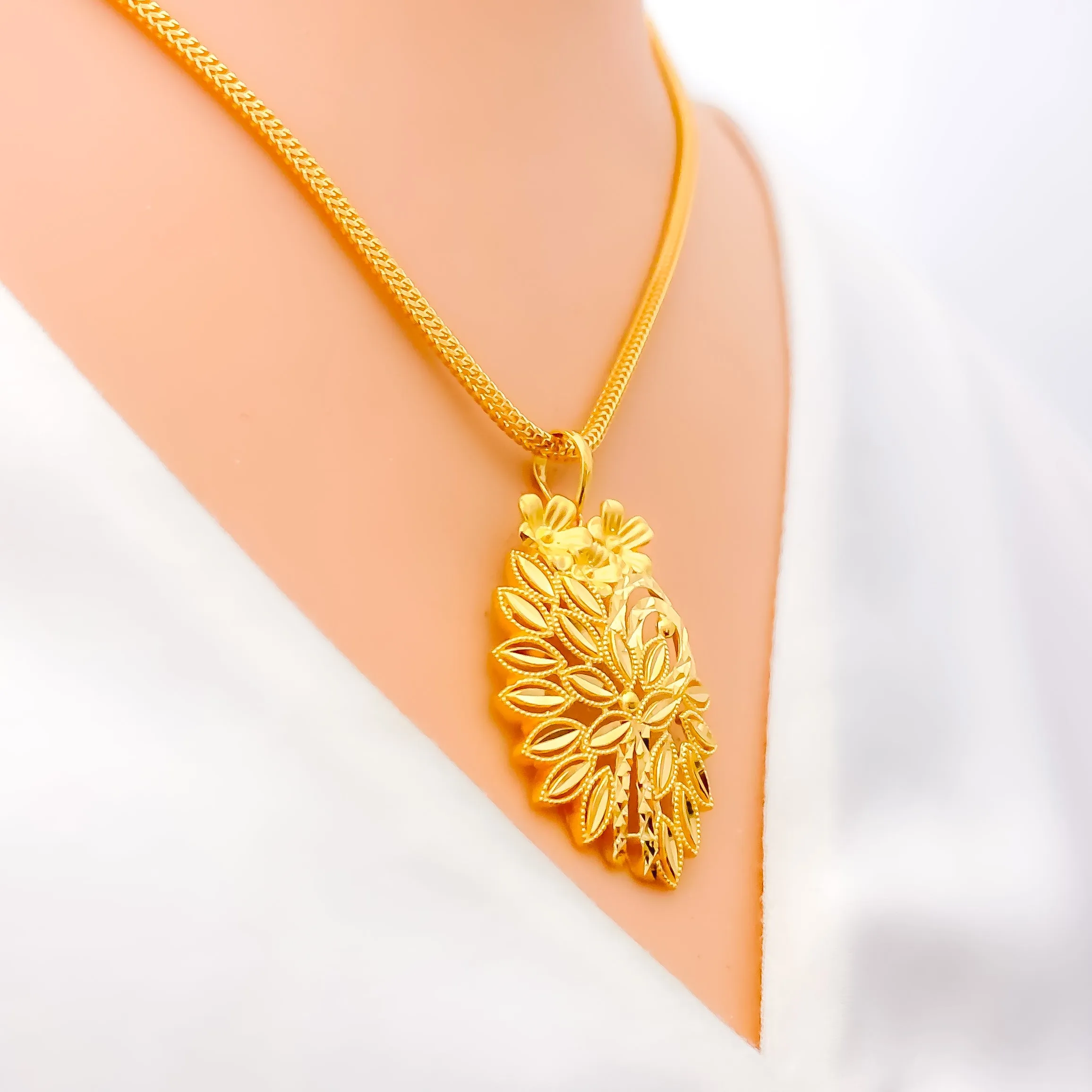 Attractive Flower Bouquet 22K Gold Pendant Set