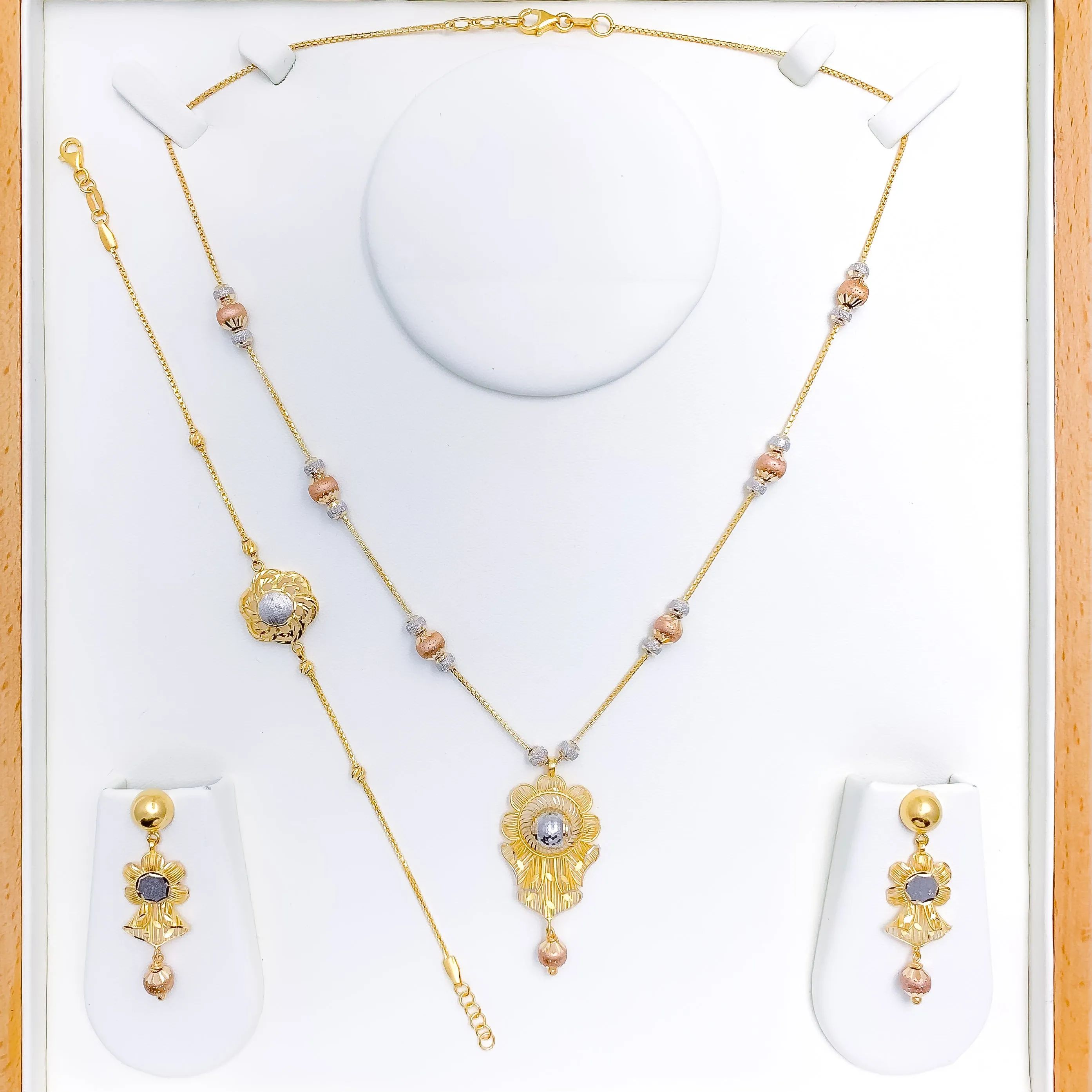 Attractive Wirework Necklace Set w/Bracelet