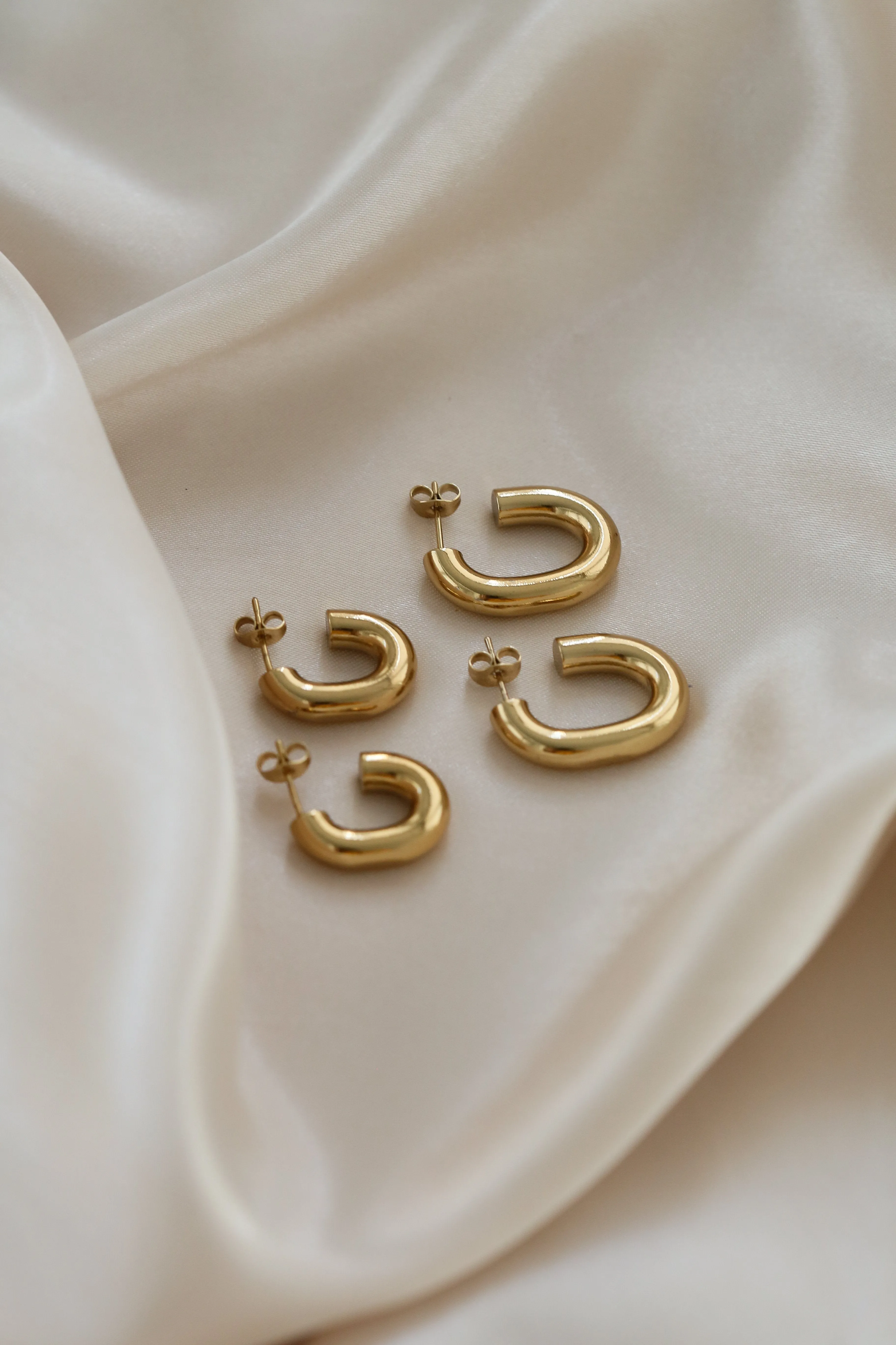 Evelyn Hoop Earrings