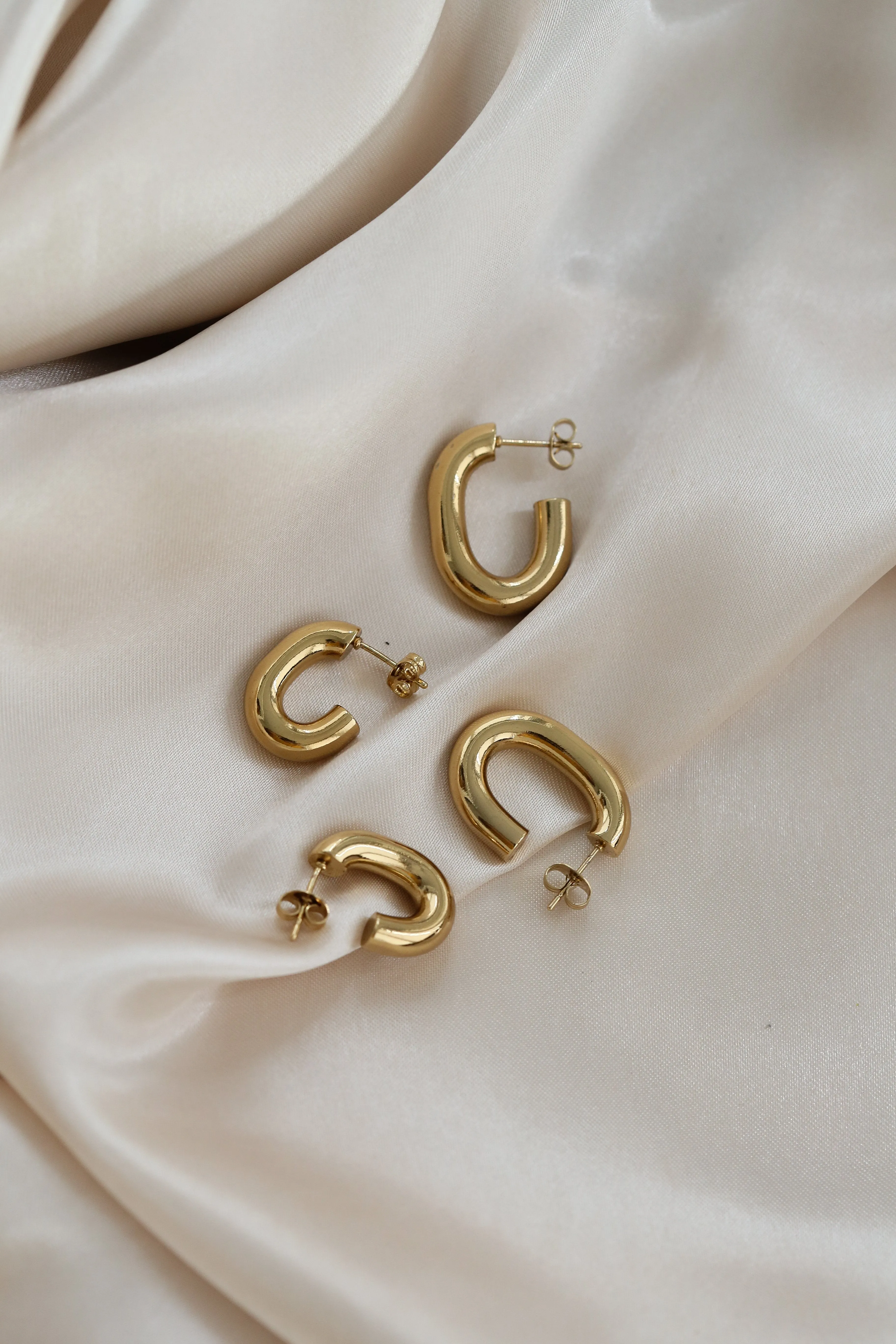 Evelyn Hoop Earrings