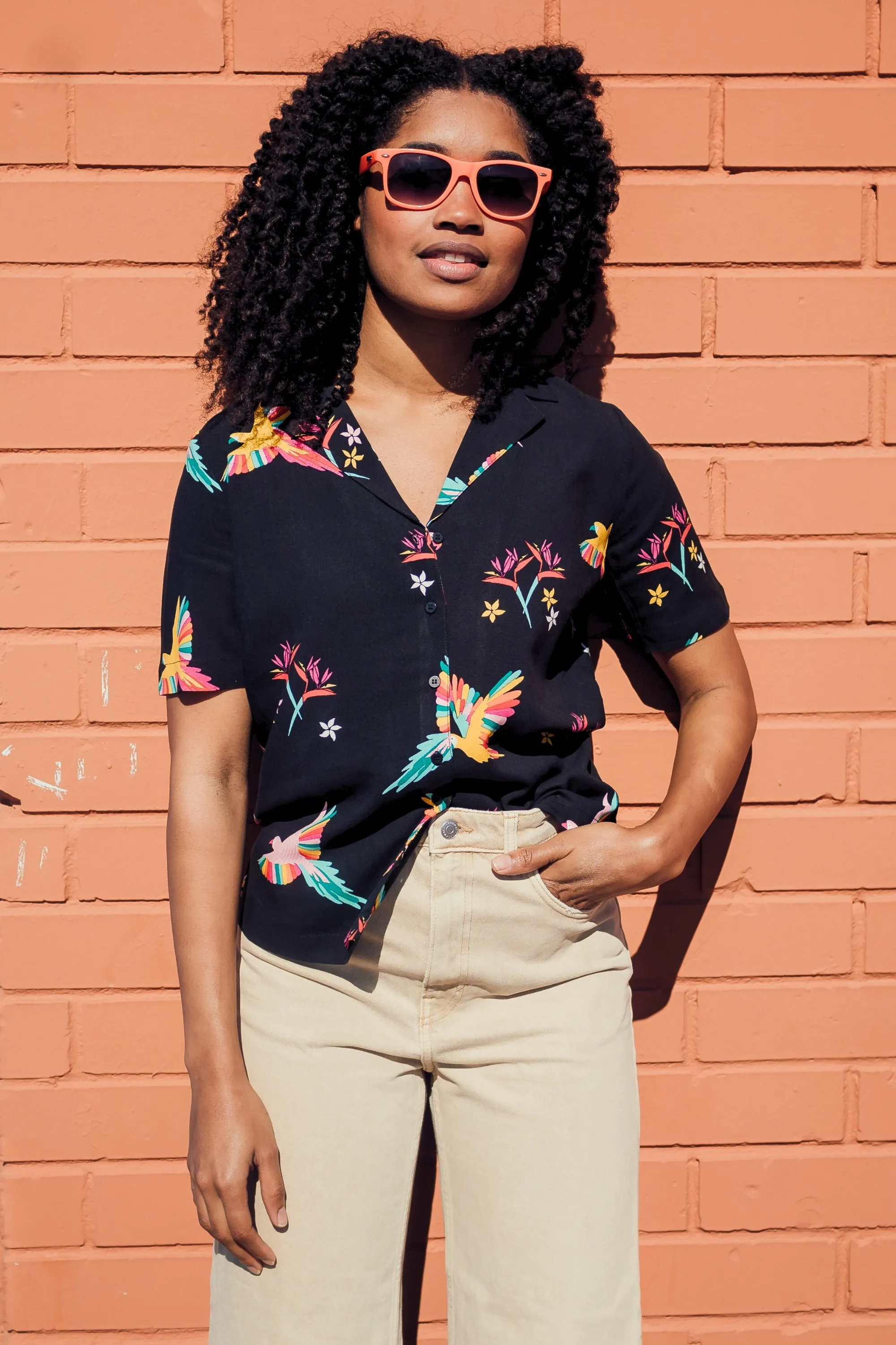 Santana Shirt - Black, Tropical Parrots